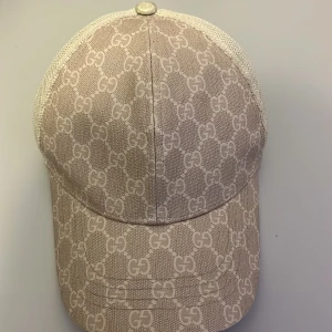 Gucci keps  - Äkta gucci keps, den här i väldigt bra skick och väldigt väl omhändertagen. https://www.vestiairecollective.com/men-accessories/hats-pull-on-hats/gucci/?product_id=40187961&setLocale=15.en.SEK&authfee=false&utm_source=google&utm_medium=cpc&utm_campai