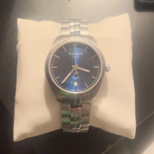 Tissot 1853 pr 100 - Säljer nu min tissot klocka då jag är sugen på nåt nytt bara o skriva om ni har några frågor nypris 3850 priset är inte hugget i sten.  helt öppen för byten