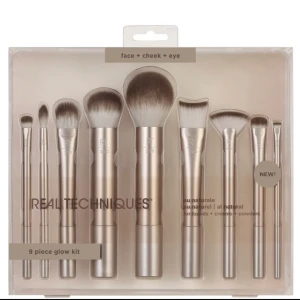 Real techniques set  - Hej! Säljer det här nästintill oanvända (endast använt 2 borstar ) borstset från realtechniques som innehåller alla borstar man behöver  9 st! 