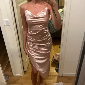 jättefin rosa klänning strl S , satin