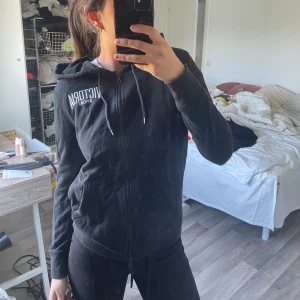 Kofta - Kofta som är köpt på victoria’s secret, men är en del av Victoria sport💕