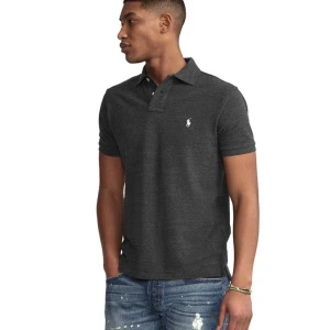 Ralph Lauren piké - Ralph Lauren piké i storlek M, sitter som S. Köpt för 1300kr i Stockholm, pris kan diskuteras. Skriv för fler bilder!