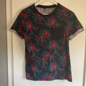 T-shirt  - Fin skick. Köpt på hm. Stl M