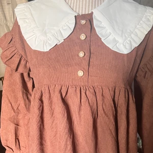 Lolita kawaii dress - Så fin klänning som är använd en gång i julas!  Den har förlorat en knapp på ärmen men det går att ersättas💗