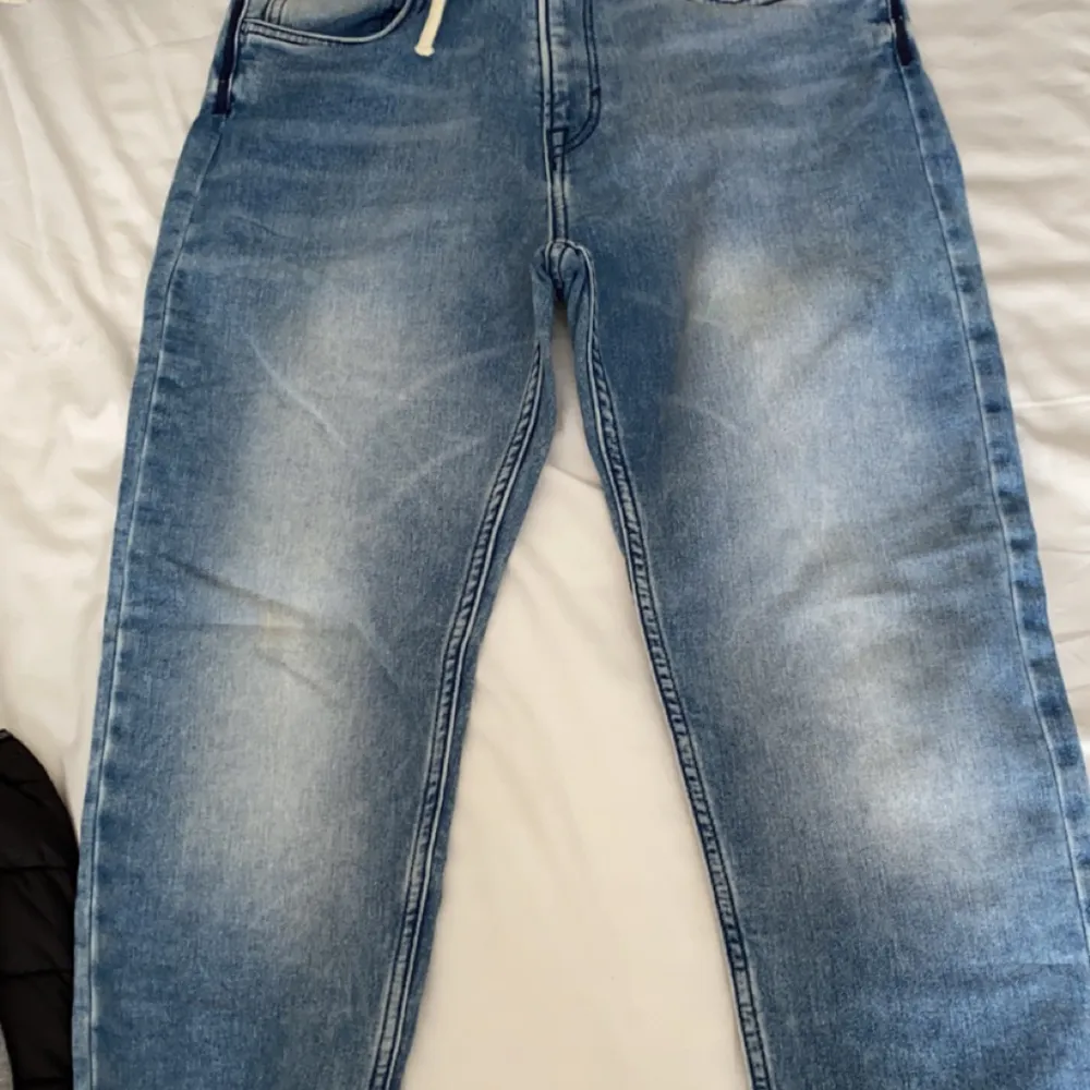 Hej, säljer ett par jeans. Storlek 164. Pris kan diskuteras. . Jeans & Byxor.