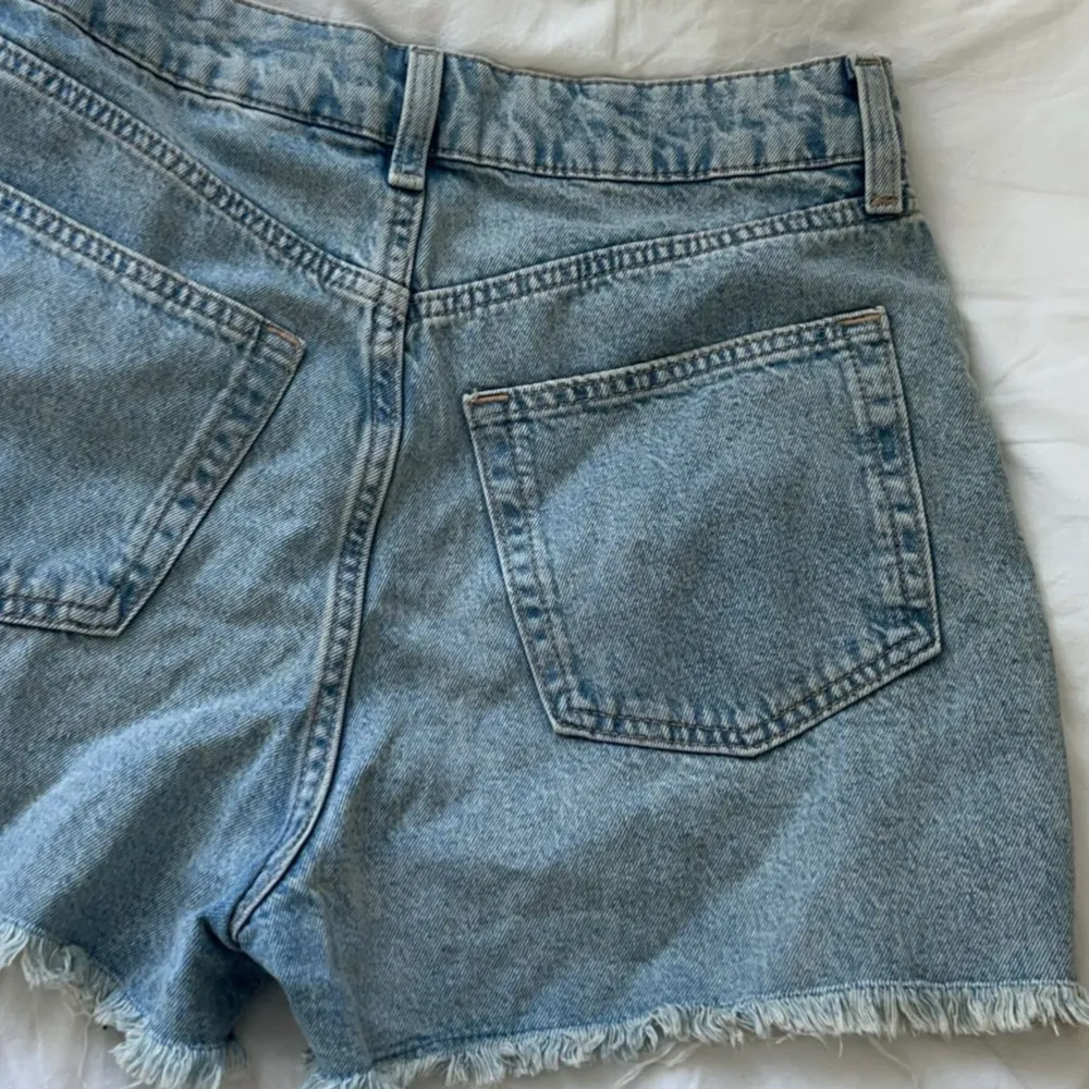 säljer dessa fina jeans shortsen, perfekt nu till sommaren💕. Shorts.