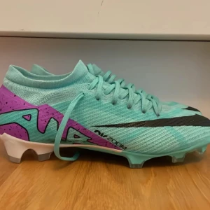 Nike zoom mercurial vapor 15 pros - Tjenare! Säljer nu dessa fotbollsskor i 9/10 skick som jag fick i julas. Skorna är knappt använda, endast 7-8 gånger. Orginalboxen tillkommer inte men kvitto på bild 4 gör det.  Pris kan diskuteras vid snabb affär!