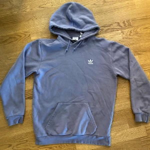 Lila Adidas Huvtröja - Lila adidas huvtröja i storlek M. Har en liten missfärgning på framsidan