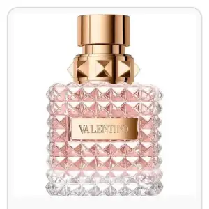 Parfym från Valentino, säljer eftersom jag har en annan favorit☺️ endast testad ett fåtal gånger så i princip full, 50 ml och nypris 1400 kr 💗 Kan sänka priset om allt går snabbt och enkelt☺️Donna eau de parfum