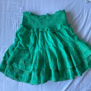 Säljer denna supersnygga kjol från neo nior! Köpt på pondus! Aldrig använd 