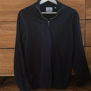 Half zip tröja  - Half zip tröja från bläck. Så gott som ny, använd fåtal gånger. Mitt pris 299