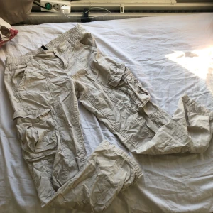 Beiga cargobyxor - Beiga cargobyxor. (Kan behöva strykas)