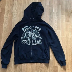 Reckless Scholars Hoodie - Reckless Scholars zip-up Hoodie i väldigt bra skick!