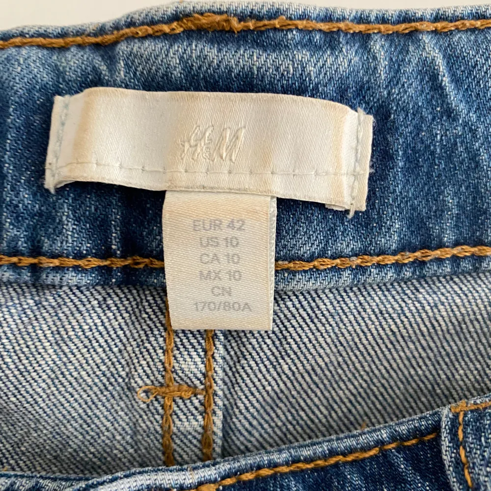 Fina blåa jeans från H&M.  Använda men i bra skick. Högmidja och smalare ben.. Jeans & Byxor.