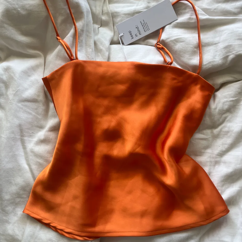 jätte fin orange silkes topp, helt ny med prislapp 💓. Toppar.