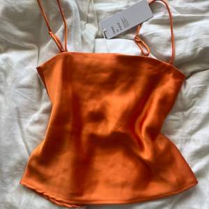 jätte fin orange silkes topp, helt ny med prislapp 💓