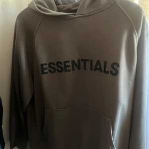 FEAR OF GOD ESSENTIALS - ESSENTIALS hoodie Riktigt skön Ny pris är 2500kr  Typ aldrig använt den  Priset är inte fast