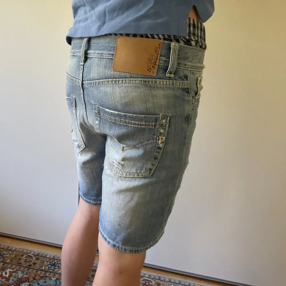 Säljer mina dondup jeansshorts med asfet ripped design. Jag har vanligtvis strl 31-32 i W (jeansstorlek). Dom passar mig bra men någorlunda tight vid midjan. Hör av dig om fler bilder etc. . Shorts.