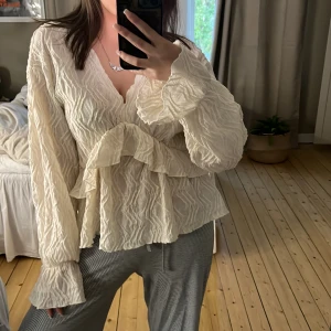 Blus  - Säljer nu denna 1 gång använda blusen ifrån ginatricot. Superfin men kommer dessvärre inte till användning. Köpt får 299:-. Storlek L men passar mig bra som har xs/s