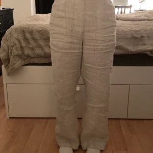 Linnebyxor beige  - Fina linnebyxor som är använda 3 gånger! Ny pris 600kr. Lite långa på mig (167cm) syns inte igenom om man har ljusa trosor💕 inga snören men knapp och dragkedja. Endast lite smutsiga längst ner vid hälarna💕 De är ett par väldigt raka byxor. 