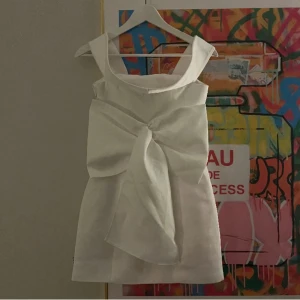 Rosett klänning - Super fin rosettklänning i satin, tänkte ha som studentklänning men tyckte inte den passade på mig. Helt oanvänd och alla lappar är kvar. Den är från Miss Selfridge (köpt på asos) och är slutsåld 💓 stl 34