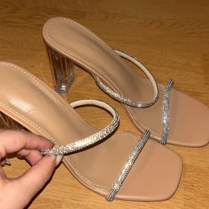 Klackskor  - Hej jag säljer helt oanvända klackar, med silver glitter.  De är storlek 37 men väldigt stora i storleken de passar dig om du har storlek 38 i skostorlek 