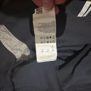 Hugo boss kofta storlek L - Helt ny skick nästan några små fläckar som går att tvätta bort 