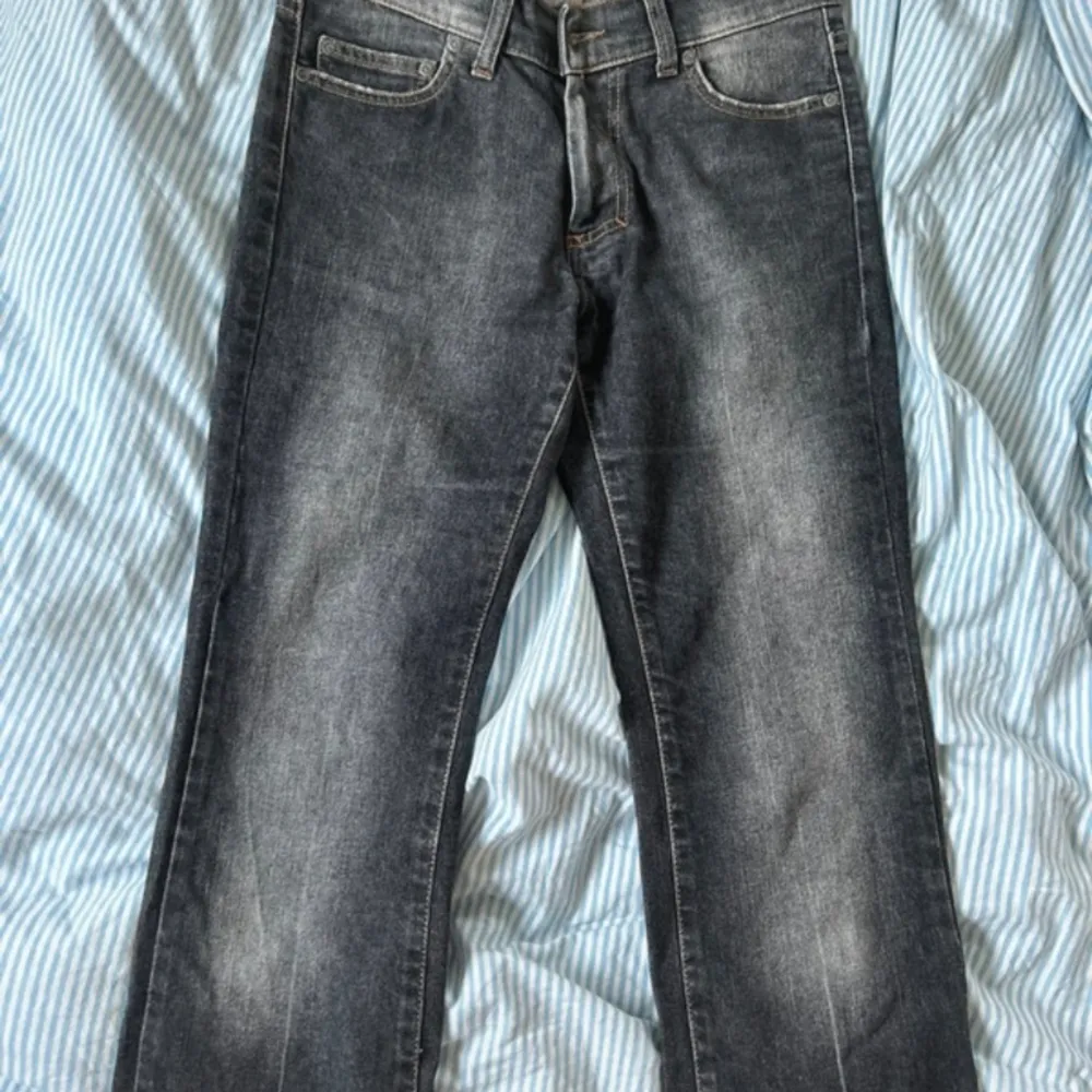 Super fina lågmidjade jeans, lånade bilder från förra ägaren! Storlek 38 men passar mer än 36/34, passar mig perfekt i längden som är 167😇. Jeans & Byxor.