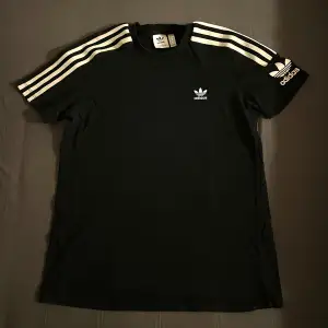 Adidas Originals t-shirt i storlek 38, vilket motsvarar en S. Har använts ett fåtal gånger, men ser precis som ny ut. Passar båda kön.
