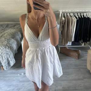 säljer en vit kort klänning perfekt för sommaren💗helt oanvänd 