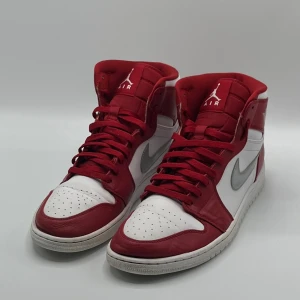 Jordan 1 High ”Silver Medal” - Storlek: 47.5, bra men använt skick! /Äkta såklart, Äkhetsbevis finns. Skriv gärna om du vill ha bild på beviset, man får även gärna själv göra test på dom, jag skickar isåfall bilder. Andra frågor och funderingar skriv till mig.