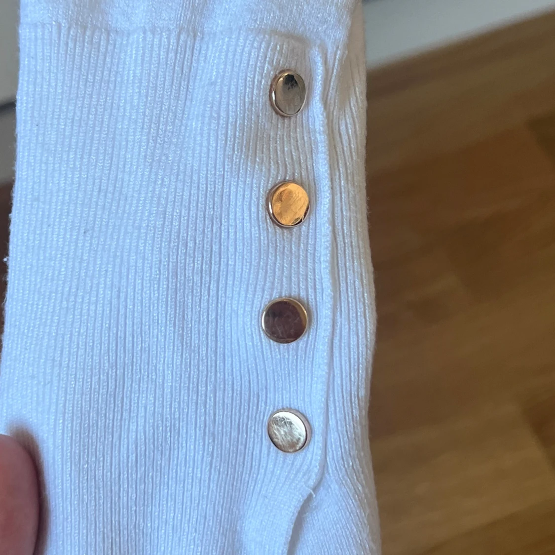 Vit tröja med guldiga knappar - 90