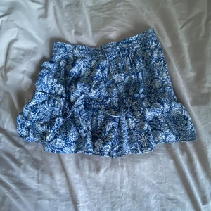 Blå kjol - Så fin volangkjol från zara som är vit och blå