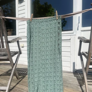 Långkjol - Långkjol till sommaren kan både användas med hög och låg midja💕Storlek 36 men skulle säga mer mot storlek 34!