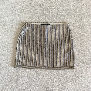 ZARA kjol med pärlor och paljetter / paljettkjol - Supersnygg kjol från ZARA med pärlor och paljetter. Endast provad, i nyskick men saknas någon enstaka pärla på sidan av kjolen (syns knappt). Ordinariepris 599kr. 