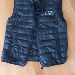 Armani väst - Armani väst som är 100% äkta och är i rätt bra skick kostar 1499 ny