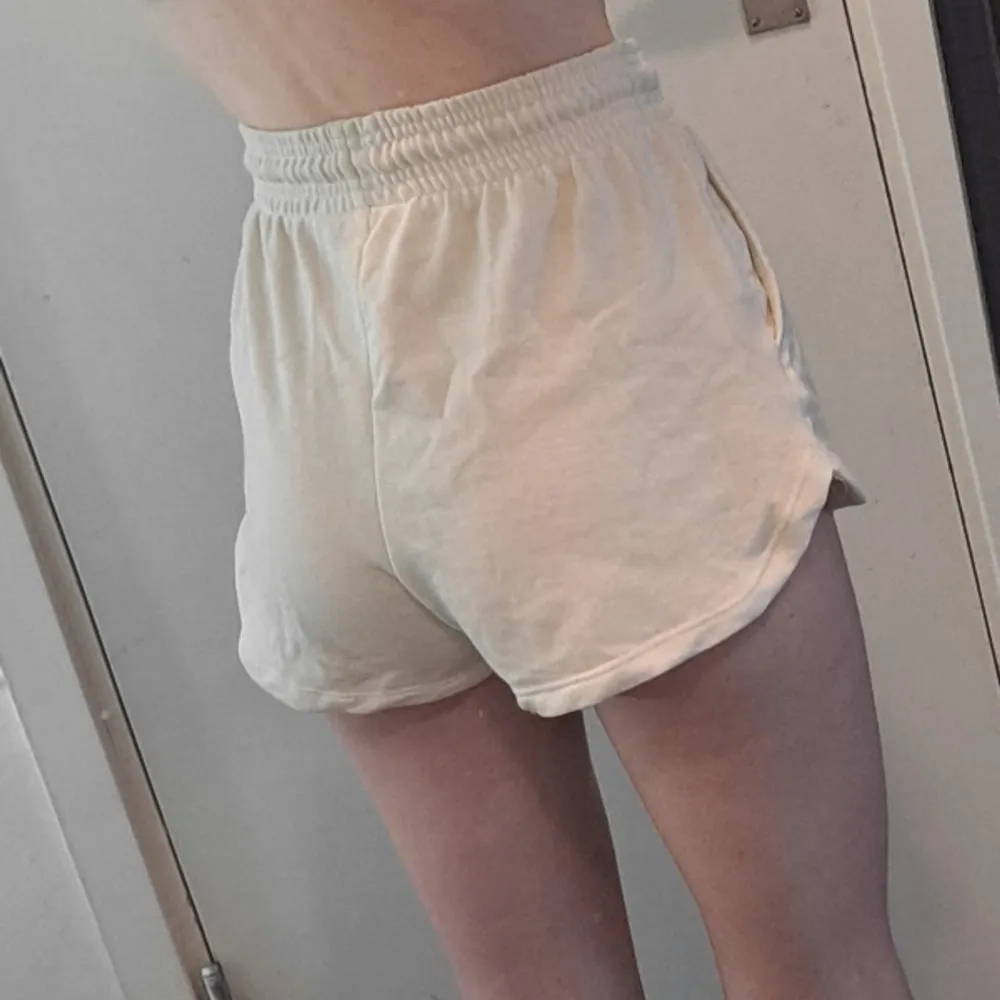 Vita mjukis-shorts från H&M i storlek XS. Använda ca 10 gånger💛. Shorts.