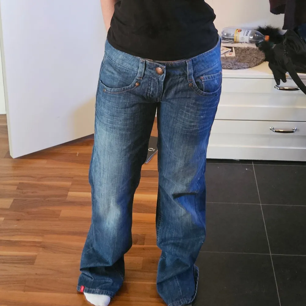 Vintage lågmidjade jeans från edc by esprit💕 supersnygga men tyvärr för långa för mig som är 158  Midja: 39 innerben: 82  Stl 28/34. Jeans & Byxor.