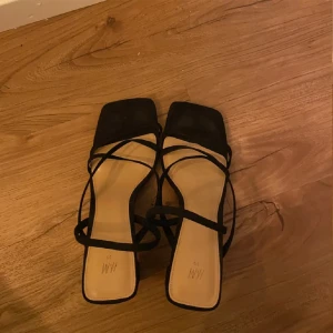 Klackskor  - Säljer dessa svarta klackskor ifrån H&M. Endast andvänds en gång. (OBS Lånade bilder) 