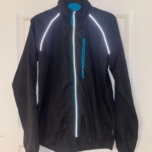 Gutz tuulitakki, koko M - Naisten tuulitakki. Ostettu muutama vuosi sitten, ei ollut kuin muutaman kerran käytössä. Pesty juuri ja kunto hyvä!