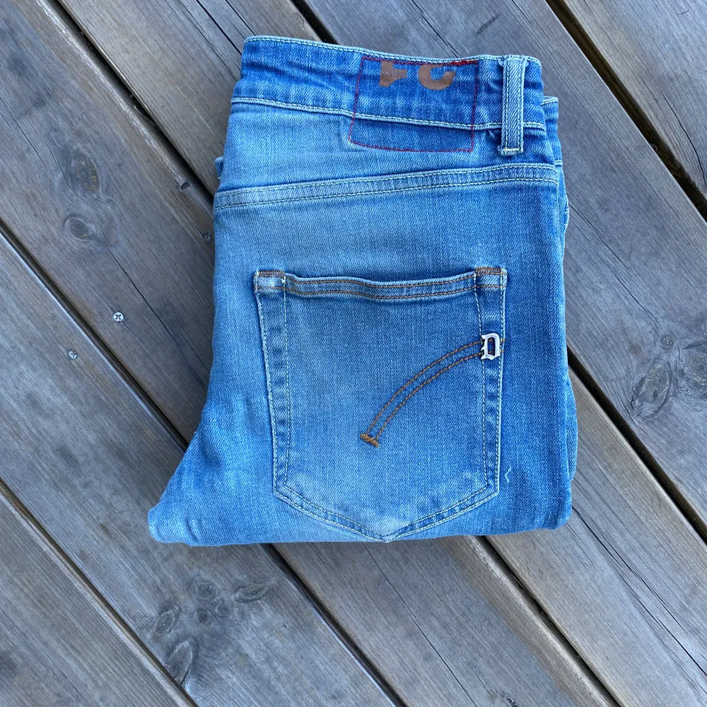 Tja! Säljer ett par dondup George | skicket på jeansen är 8/10 se bild 5 för defekten | storlek 32 passar även 31 | vid frågor är de bara höra av dig🙌. Jeans & Byxor.