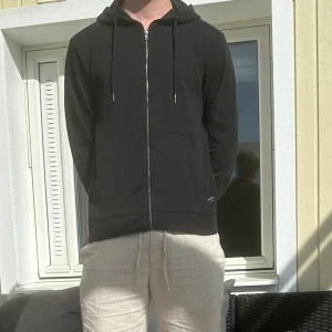 Svart hel zip i storlek M  - Snygg hel zip i storlek M 
