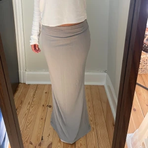 Grå kjol - Grå långkjol från BikBok!! Storlek xs men passar mig som vanligtvis brukar ha S!!☺️ Jag är en 160 för referens💕