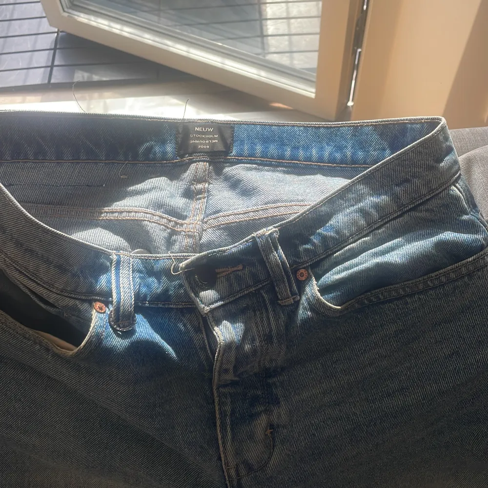 Tjenixen! Säljer ett par jeans från NEUW som är sparsamt använda.  Storlek 31/32.  Raka jeans!  Nypris 1299:-. Jeans & Byxor.