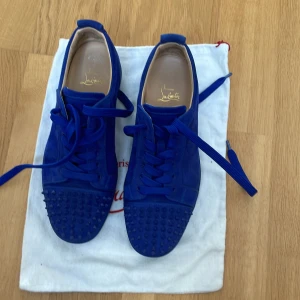 Christian Louboutin  - Säljer eftersom dem är för små. Jätte fint skick, liten defekt inuti skon vilket man kan se på bild 2. 