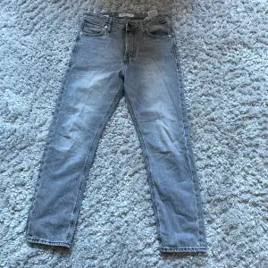 Säljer nu dessa grå Jack and Jones jeans i storlek 28/30 för män. Skick 9.5/10 inga defekter och nypris ca 600kr.  Pris kan diskuteras så skriv vid minsta tanke eller fundering så kommer svar snabbt💫