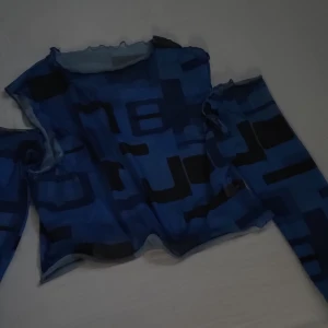 Mesh top - Svart-blå mesh topp med off shoulder ärmar💙🖤