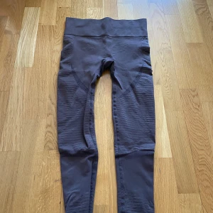 Träningstights - Snygga bruna träningstights, knappt använda och köparen står för frakt! 