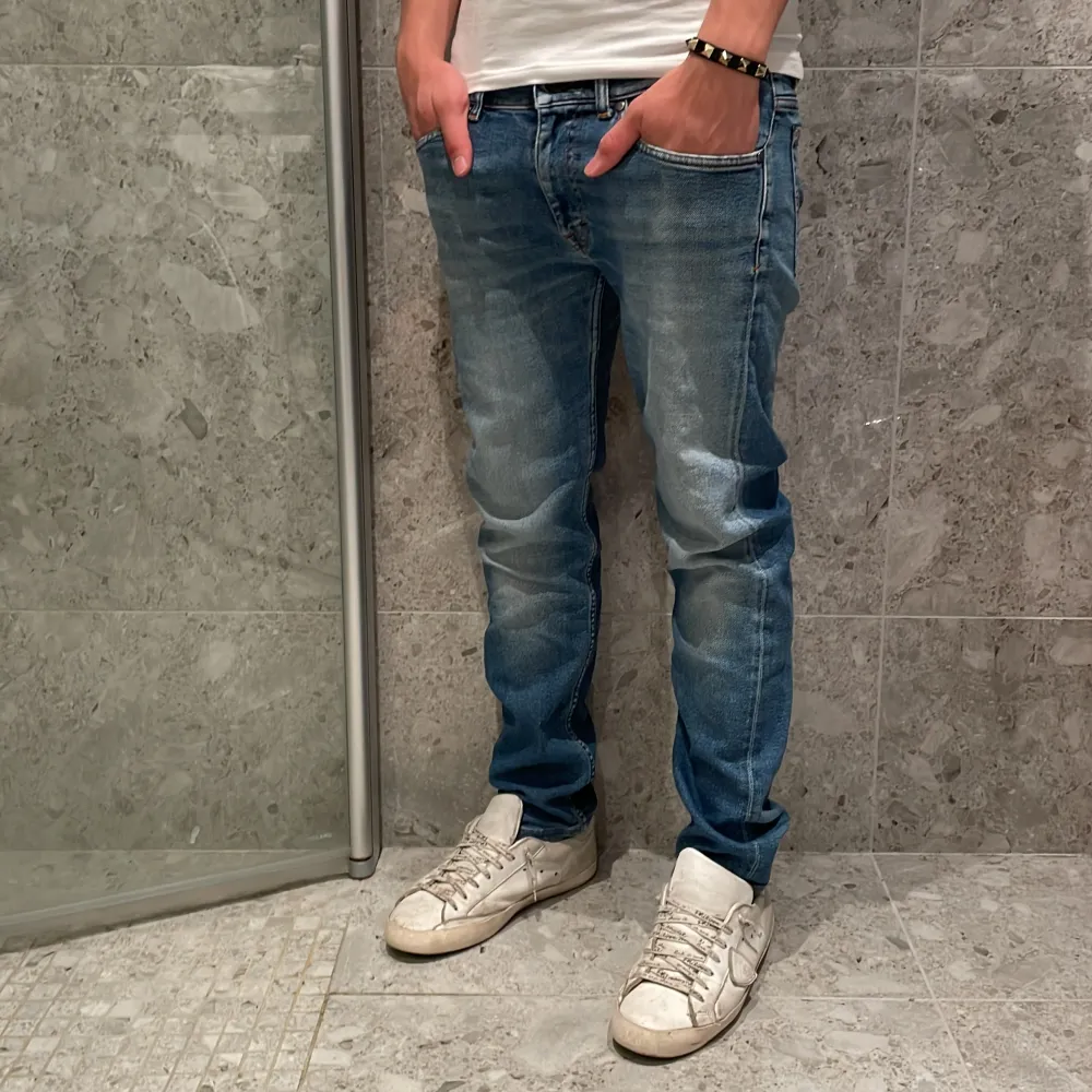 Hej! Vi säljer nu ett par riktigt snygga tiger of Sweden slim jeans | Strl: 29/30 Retail: ca 1700kr Skick: 9/10 | För ytterligare frågor är det bara att skriva🥷. Jeans & Byxor.