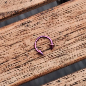 Septum piercing smycke  - Septumsmycke i kirurgiskt stål som passar 1.2mm. Säljer eftersom den inte kommit till användning efter jag köpt den (lägger ut fler av samma anledning).  (Rekommenderar att alltid rengöra smycket även om det är oanvänt eftersom de är öppnade.)